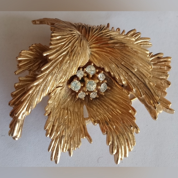 Trifari Textured 3D Gold Tone Rhinestones Center Leaf Design Signed VTG Brooch - Picture 4 of 16